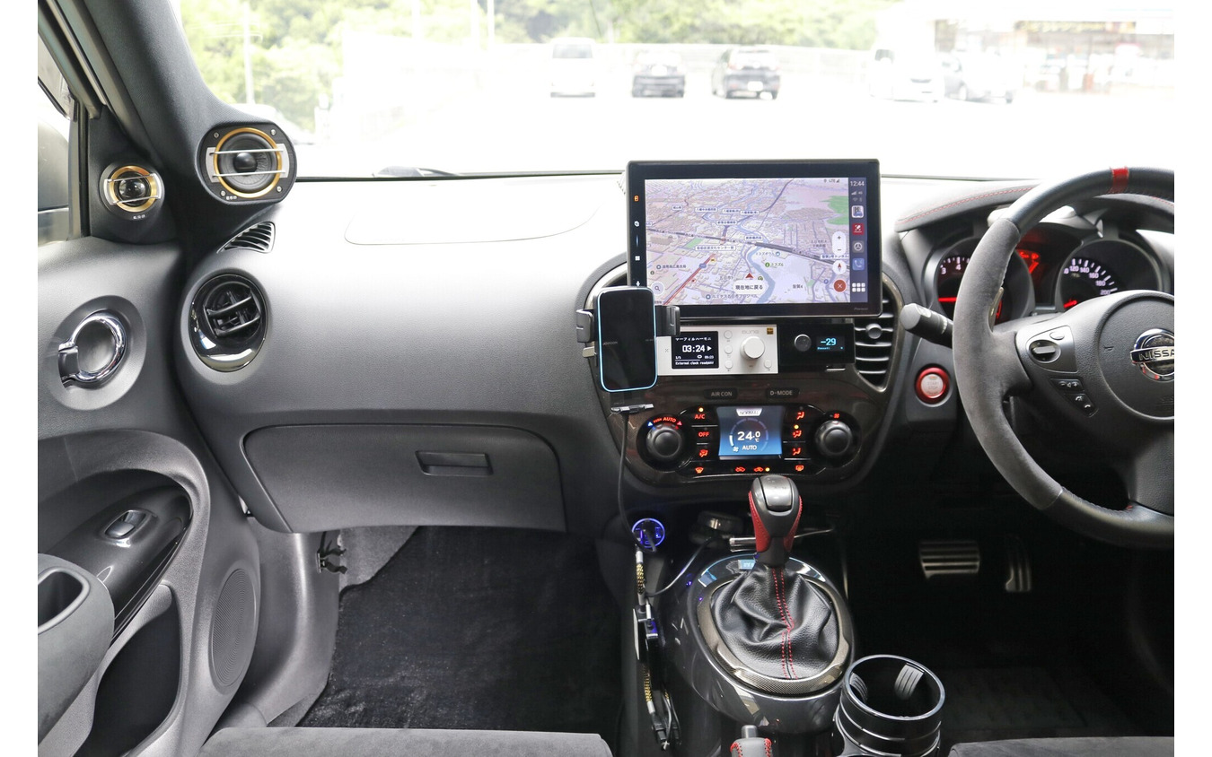 Aピラーまわりのスピーカーインストールが印象的なジューク。個性的なスピーカーデザインがデザイン的なポイントになる。