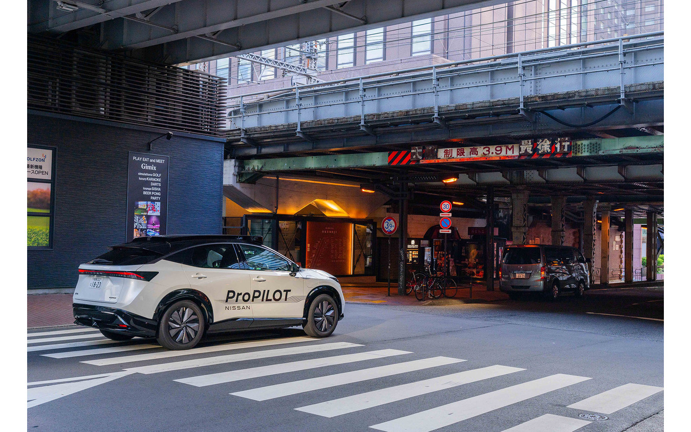 AI技術を搭載した次世代プロパイロットで、東京銀座の一般道路を手離し運転する日産アリア