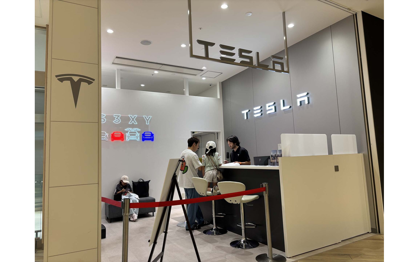 納車業務を担う「テスラ デリバリーセンター有明」(東京都江東区)の受付カウンター。この日も多くの人が家族連れで訪れていた