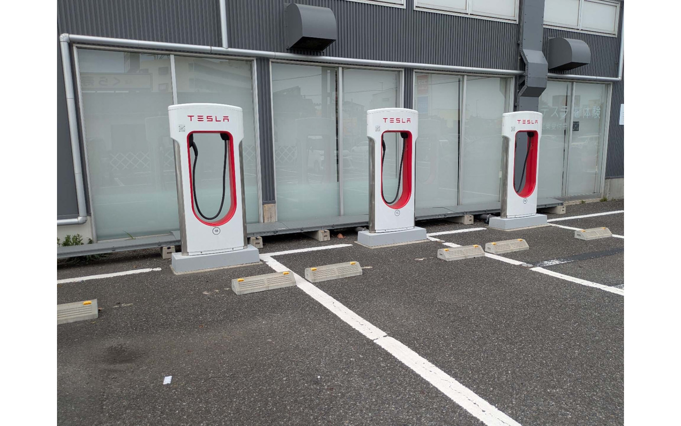 「テスラセンター千葉稲毛」にある急速充電器「スーパーチャージャー」。日本国内には合計687基(2025年7月2日現在」が整備されている