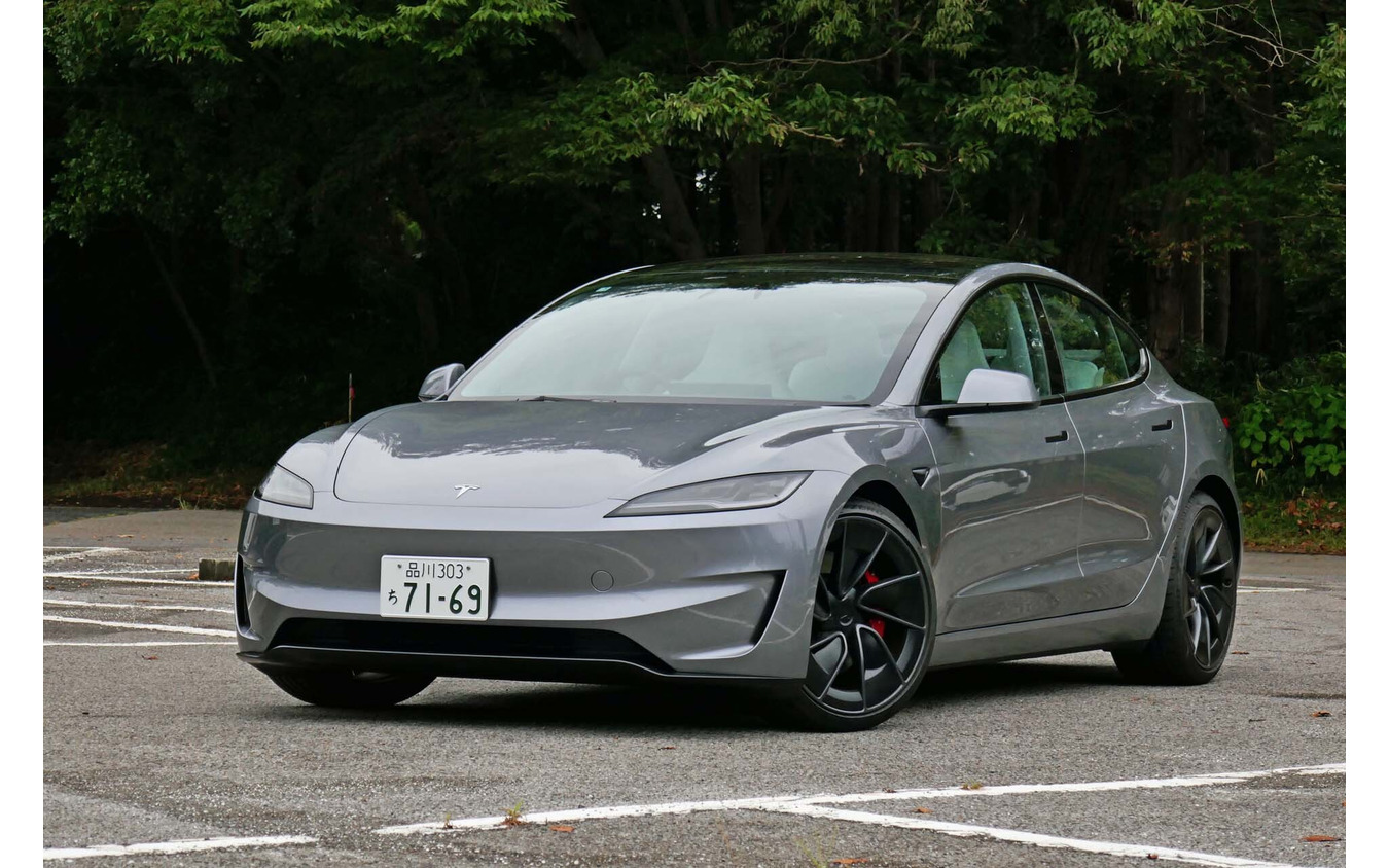 モデル3の最上位グレード「パフォーマンス」。前後2モーターで最大出力は460hp、最高速度は261km/h、0→100km/hを3.1秒で走り切る