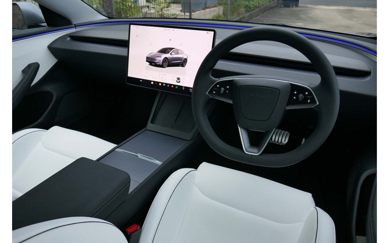 ウインカーやワイパーレバーさえ装備しないシンプルかつスマートなコックピットが、新たなカーライフへと誘う