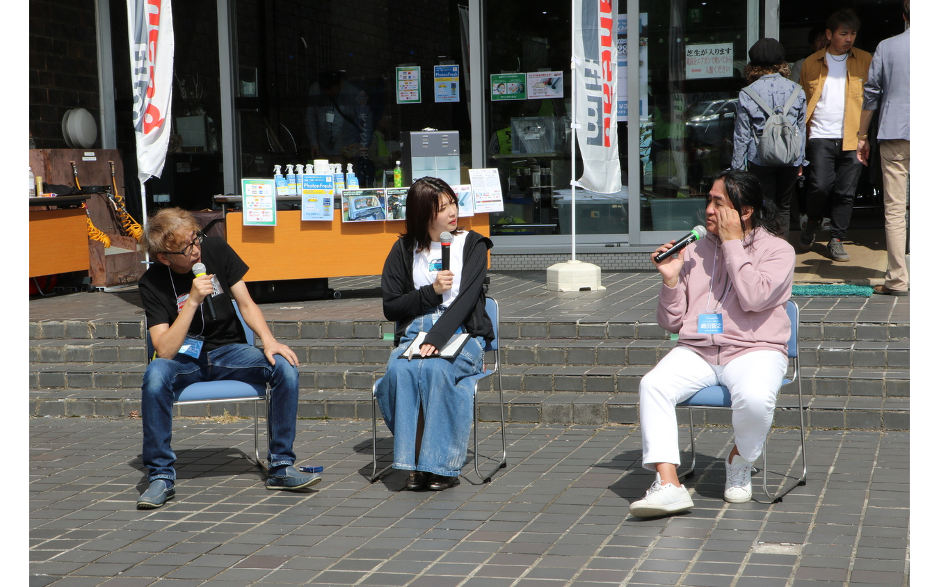左からチンクエチェント博物館館長の深津浩之さん、同館アンバサダーの山本衿奈さん、自動車ジャーナリストの嶋田智之さんのトークショー