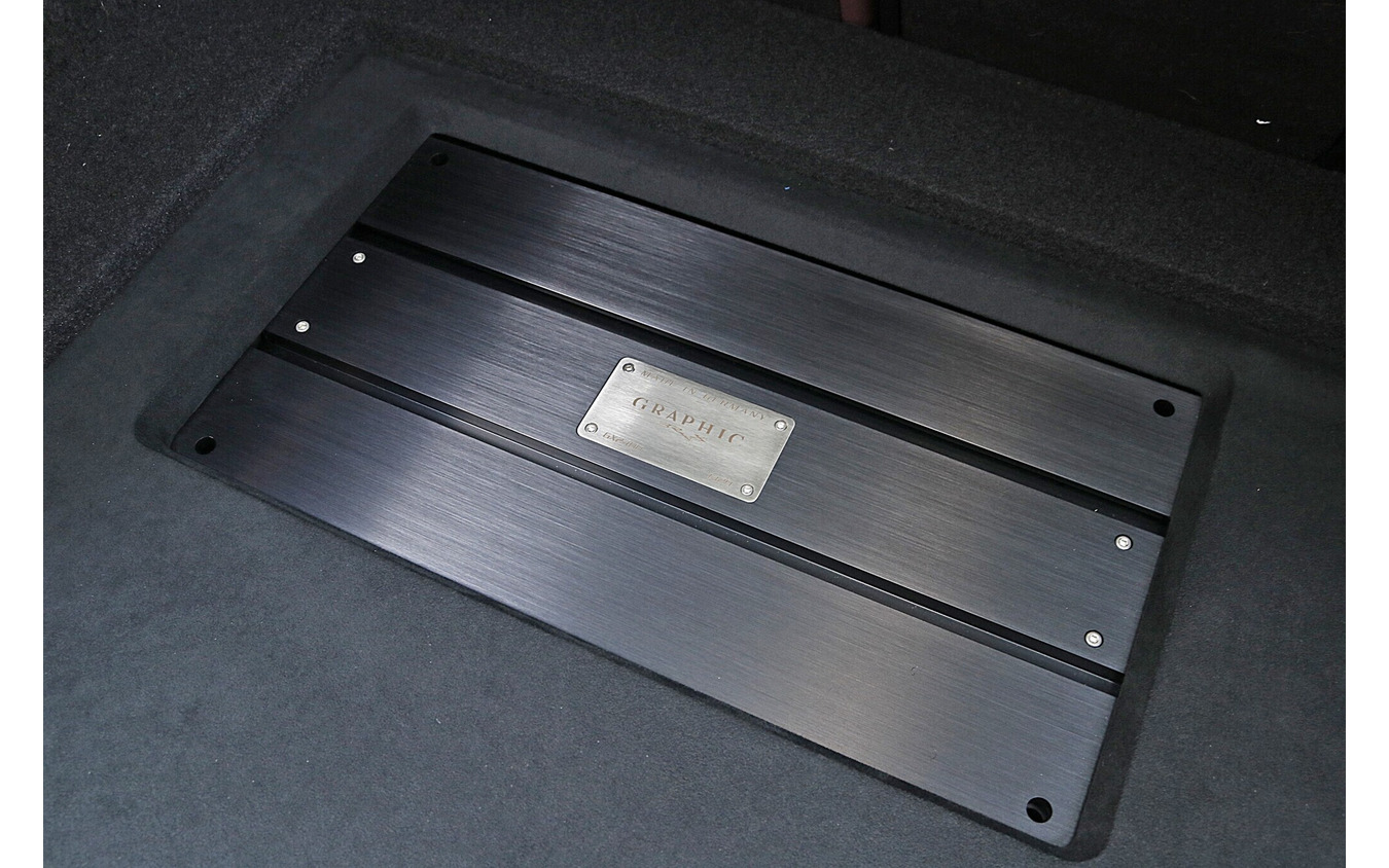 パワーアンプにはブラックスのGX2400をチョイス(GX2000も搭載する)。フロントステージのサウンドを高めるチョイスとなった。