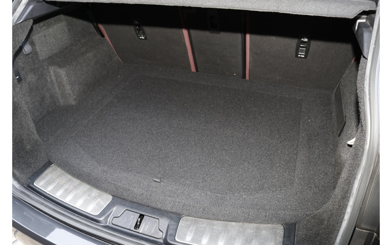 プロテクションボードをセットするとこの通り純正同様のフラットなフロアが現れる。荷物の積載性も純正並みにキープする。