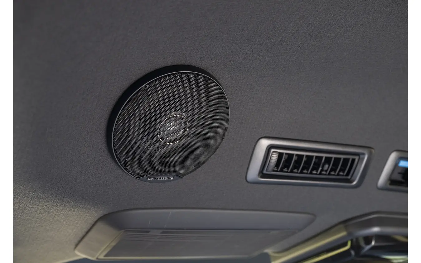 リアエンタメを強化するのはルーフに装着されたユニットスピーカーTS-E1010