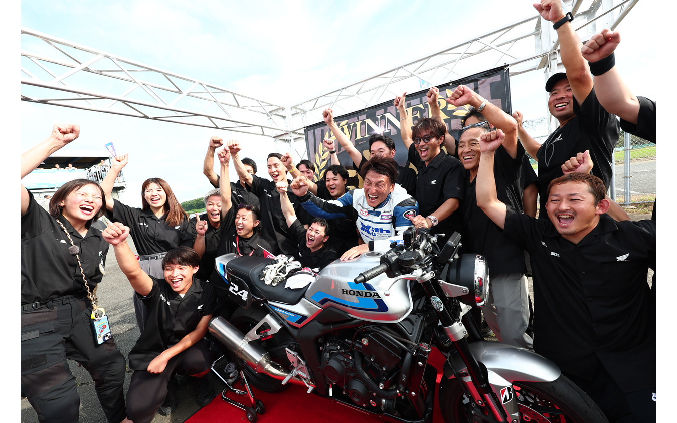 優勝の喜びをかみしめる丸山浩氏とホンダのエンジニアチーム