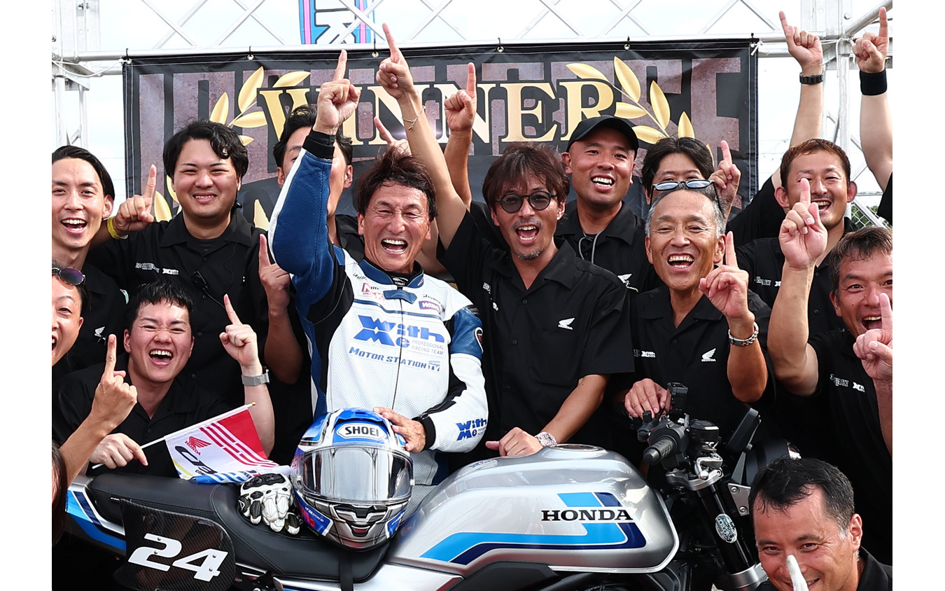 丸山浩氏(中央左)とホンダのジェネラルマネージャー坂本順一氏(中央右)