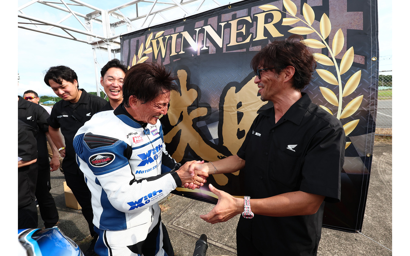 優勝の喜びをかみしめる丸山浩氏(左)とホンダの坂本順一氏(右)
