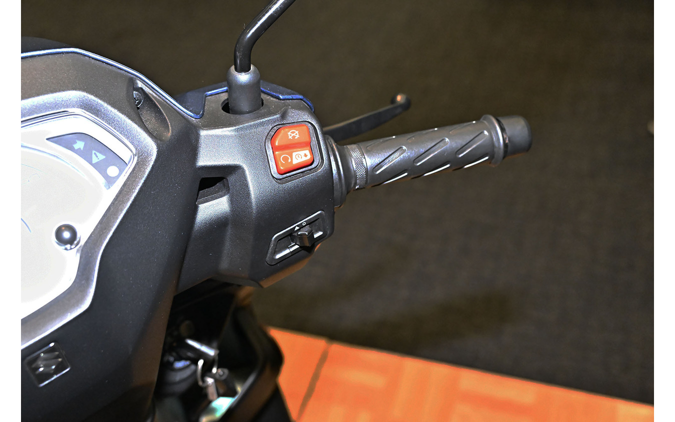ハザードスイッチをハンドル右に装備した新型アドレス125。