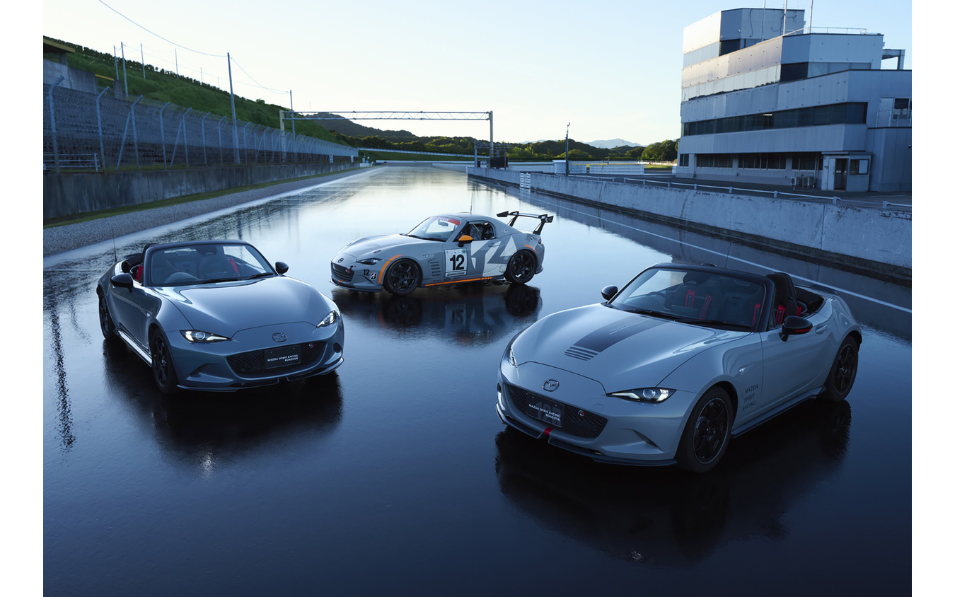 MAZDA SPIRIT RACING ROADSTER（左）と12R（右）