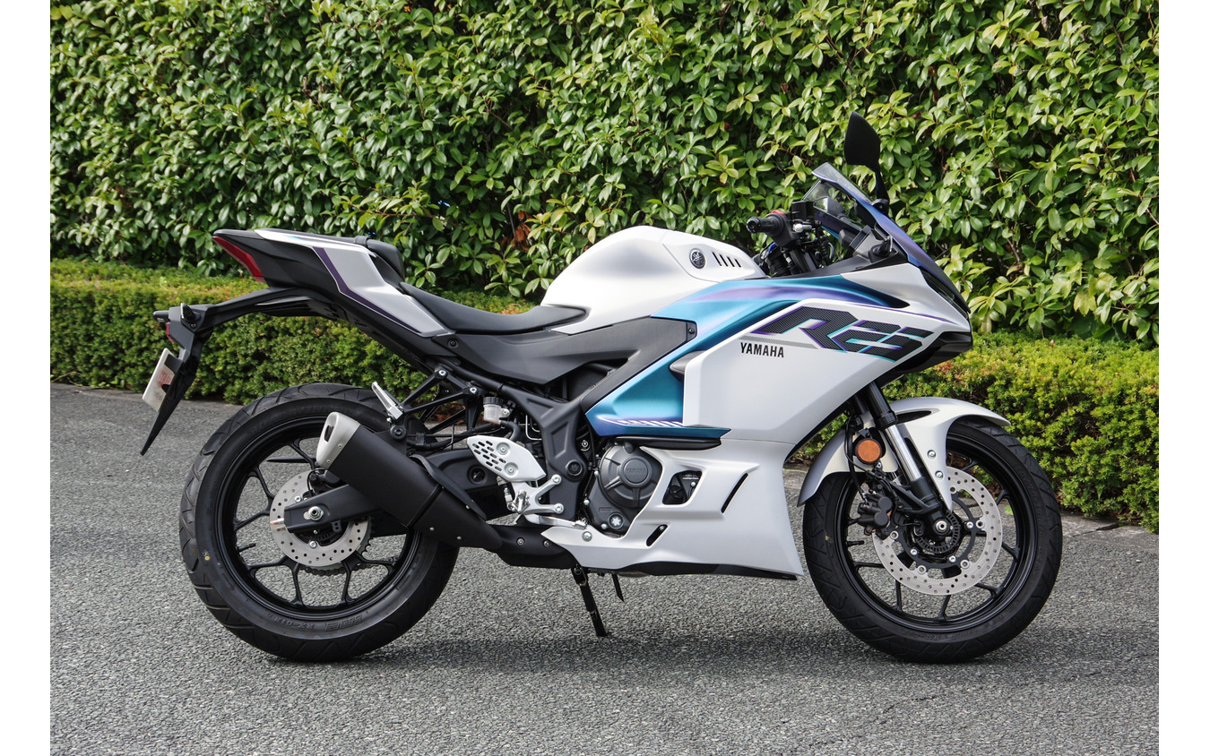 ヤマハ YZF-R25（マットパールホワイト）