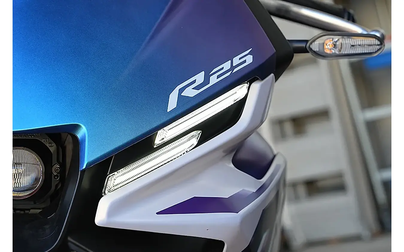 ヤマハ YZF-R25（マットパールホワイト）