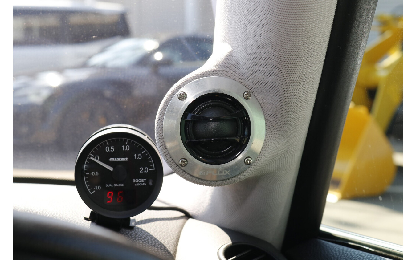 フラックスのツイーターであるFLUX HT28Rをチョイス。美しいデザイン処理のグリルを持ち、取り付けた際の存在感も十分。