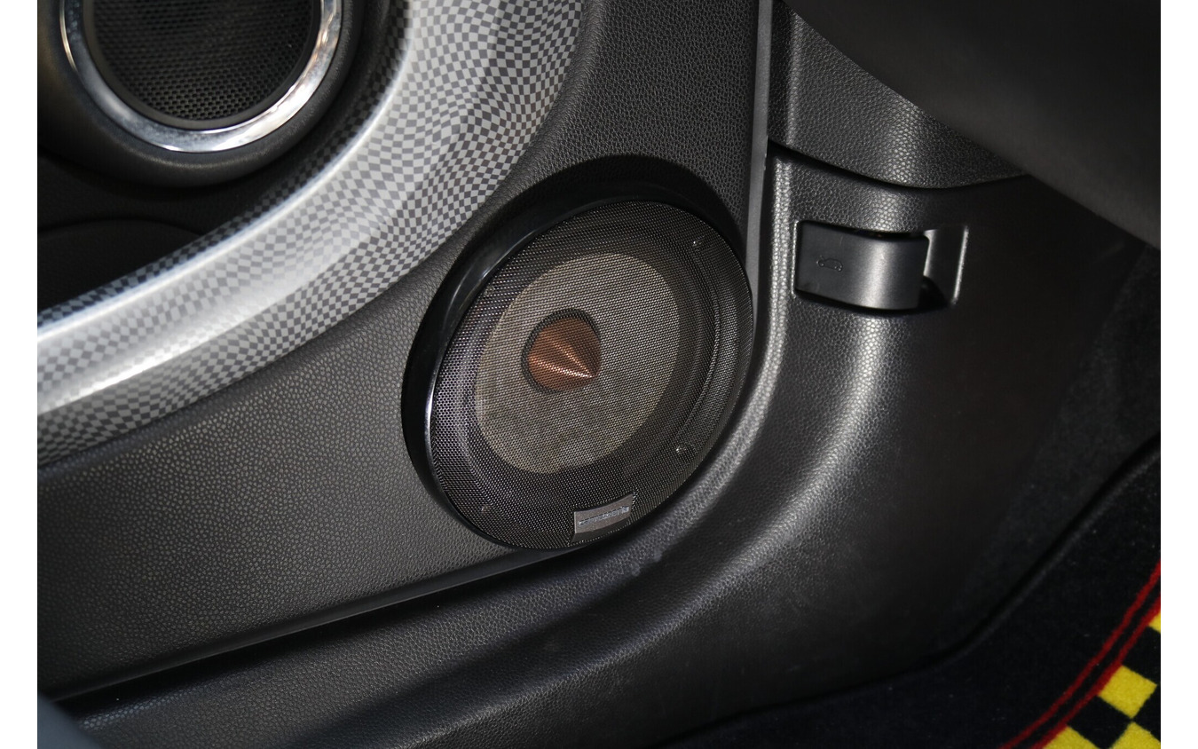 ミッドバスにはFLUX T160R2を用いる。取り付けはドアの前方下部を加工してアウターバッフル化する。