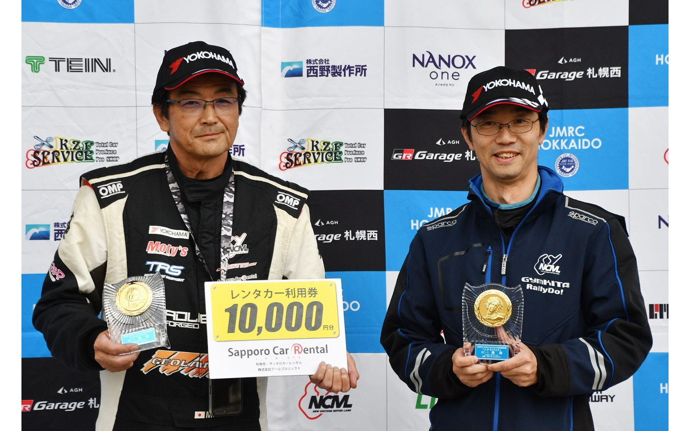 XC-1クラスでシリーズチャンピオンを獲得した惣田政樹選手(左)と猿川仁選手