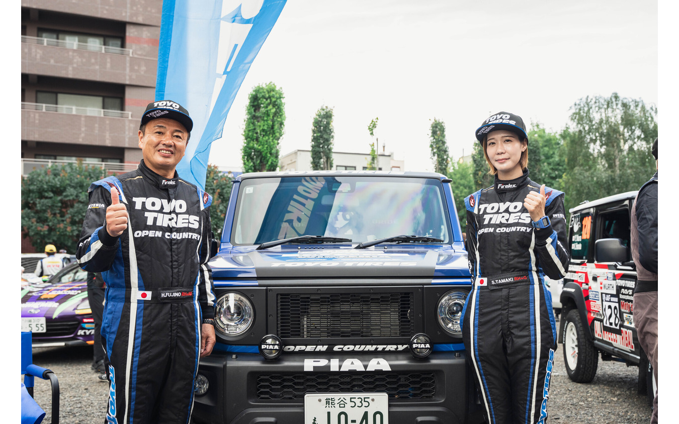 XC-3クラス年間シリーズチャンピオンを獲得した「WISTERIA with TOYO TIRES」チームのドライバー藤野秀之選手とコ・ドライバーの玉城詩菜選手