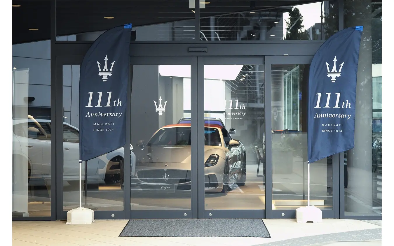 マセラティ111周年記念店舗ディスプレイ