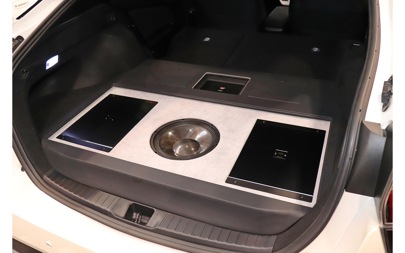 「サブウーファー」が搭載されたオーディオカーの一例(製作ショップ:レジェーラ<静岡県>)。