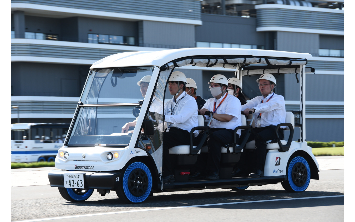 ヤマハ製のゴルフカートをベースとしたグリーンスローモビリティ