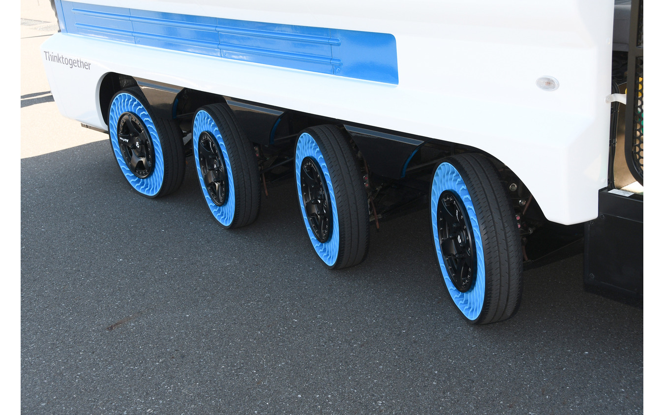 eCOM-8は8輪車であることが特徴で、それだけでかなり目立つ