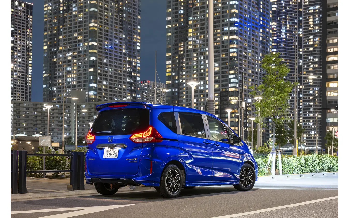 深みのある艶がクルマを引き立たせている