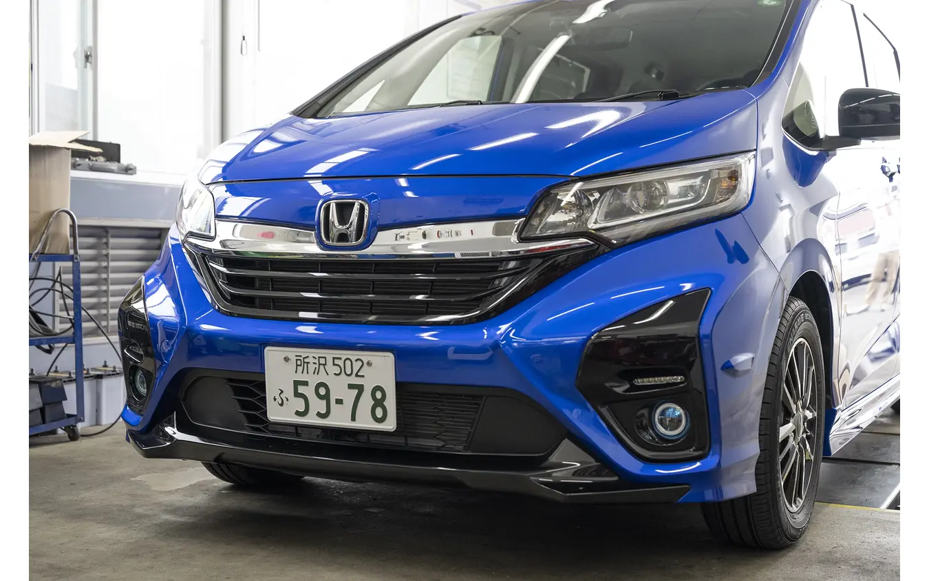 汚れやキズの状態を確かめてから施工へ移る