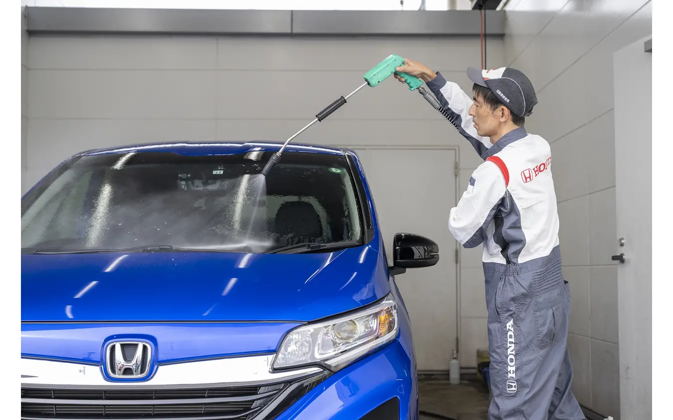 ボディーに付着する細かい汚れを高圧洗浄で落とすことからスタートする