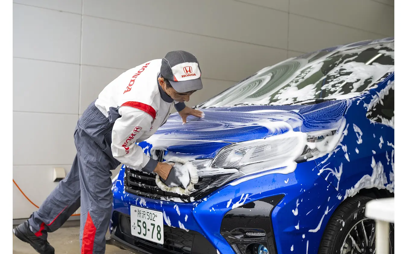 専用スポンジでボディー全体を優しく洗っていく