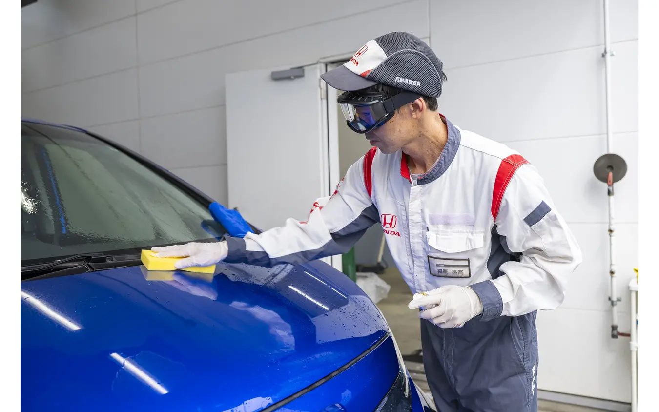 濡れたボディーの水滴を拭き上げるように施工する