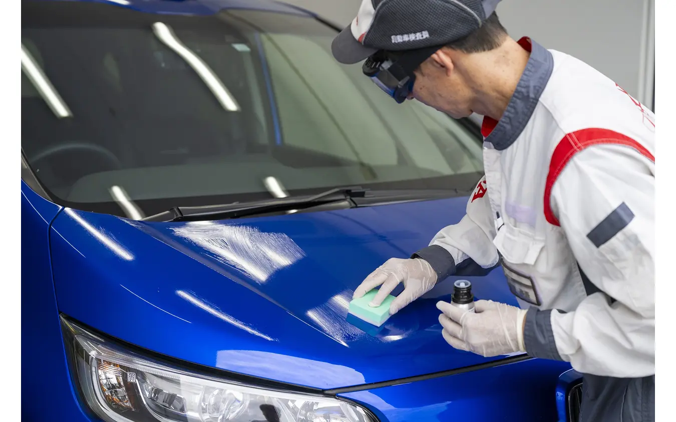 塗った瞬間から艶感が大きく変わっていく