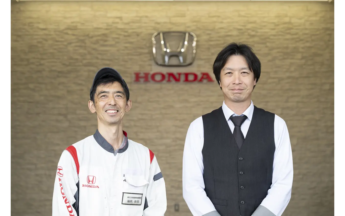 今回施工に協力してもらったHonda Cars埼玉県央 U-Select川越的場店の蒲生正徳店長(右)と福原啓吾工場長(左)