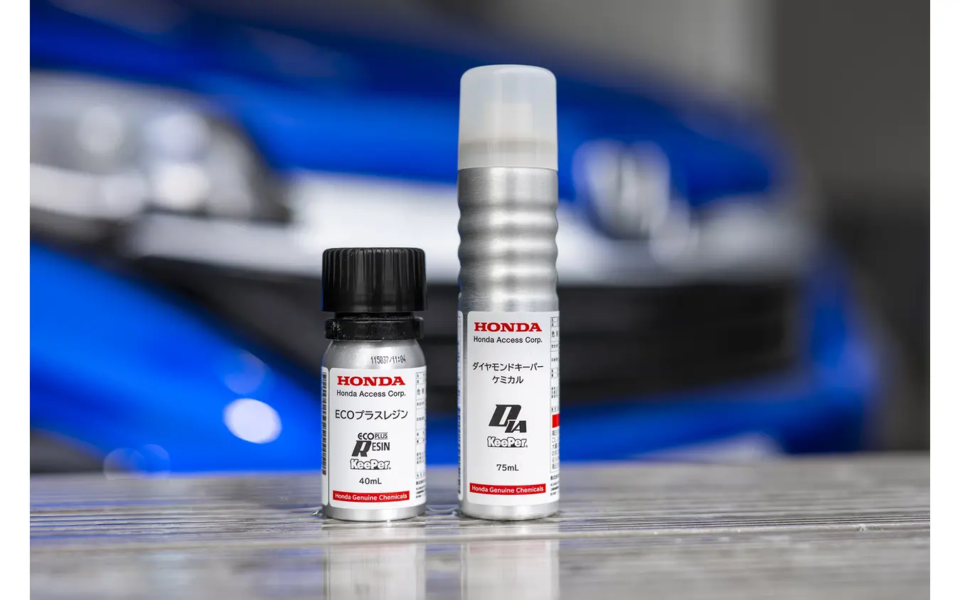 1層目に使用するダイヤモンドキーパーケミカル(右)と2層目で使用するECOプラスレジン(左)