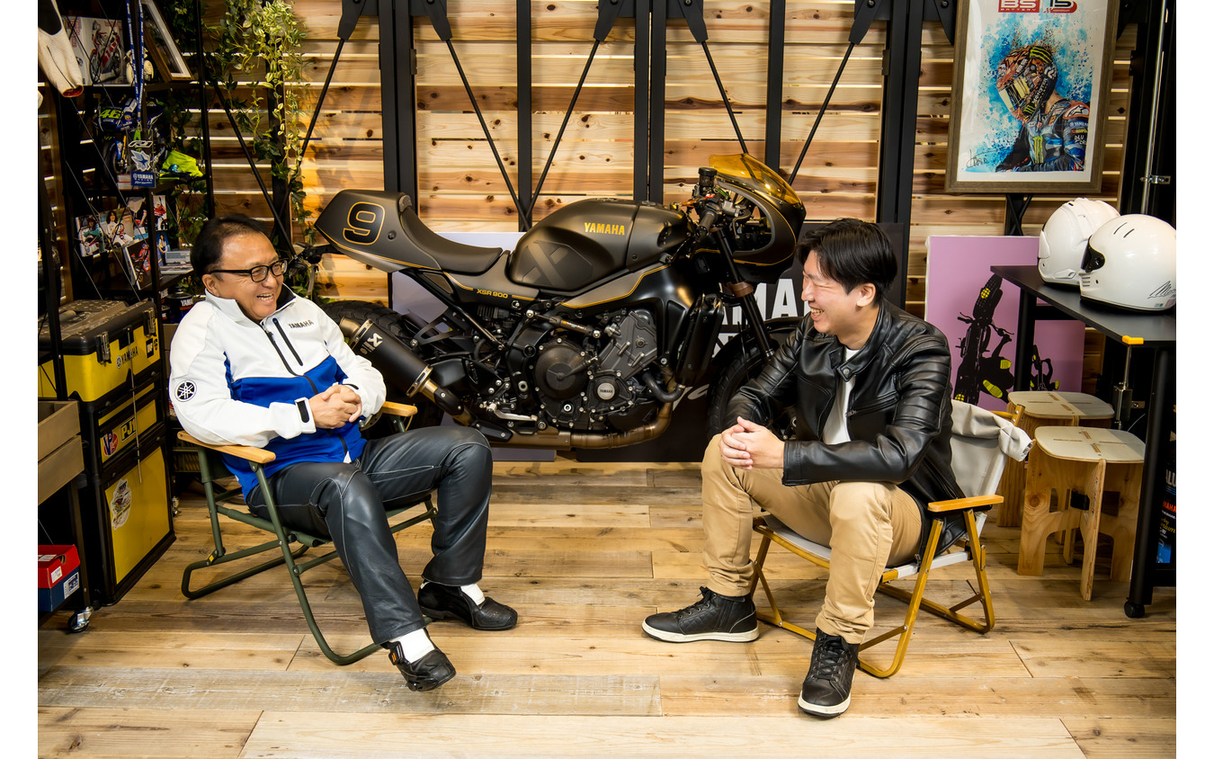 ヤマハ発動機 設楽元文社長(左)とレスポンス宮崎壮人副編集長(右)