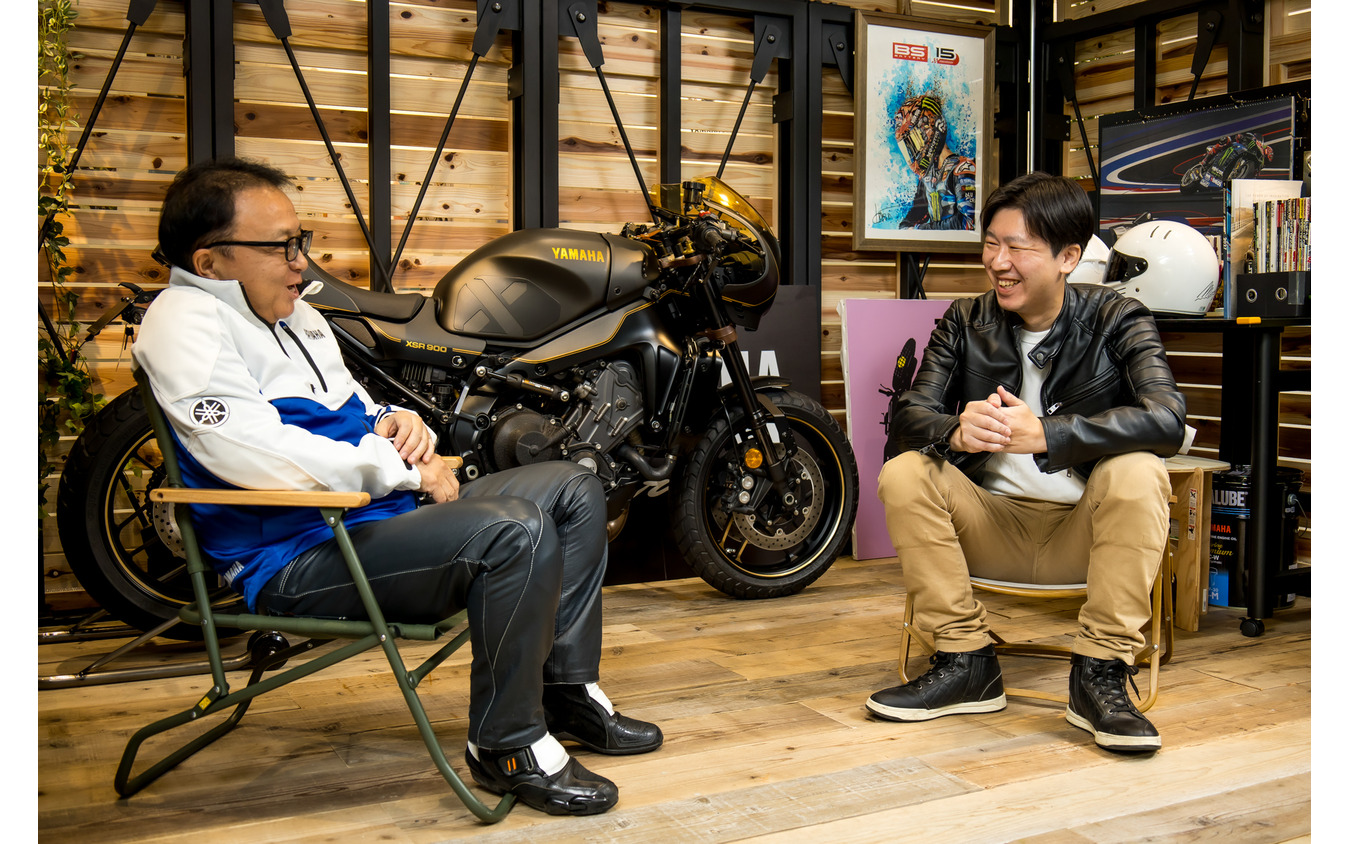 ヤマハ発動機 設楽元文社長(左)とレスポンス宮崎壮人副編集長(右)