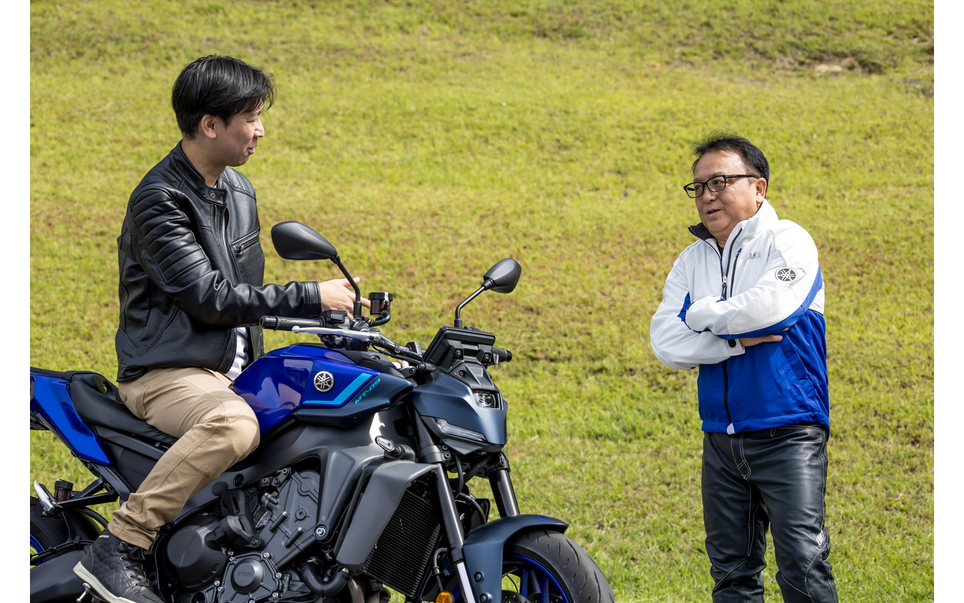 レスポンス宮崎壮人副編集長(左)とヤマハ発動機 設楽元文社長(右)