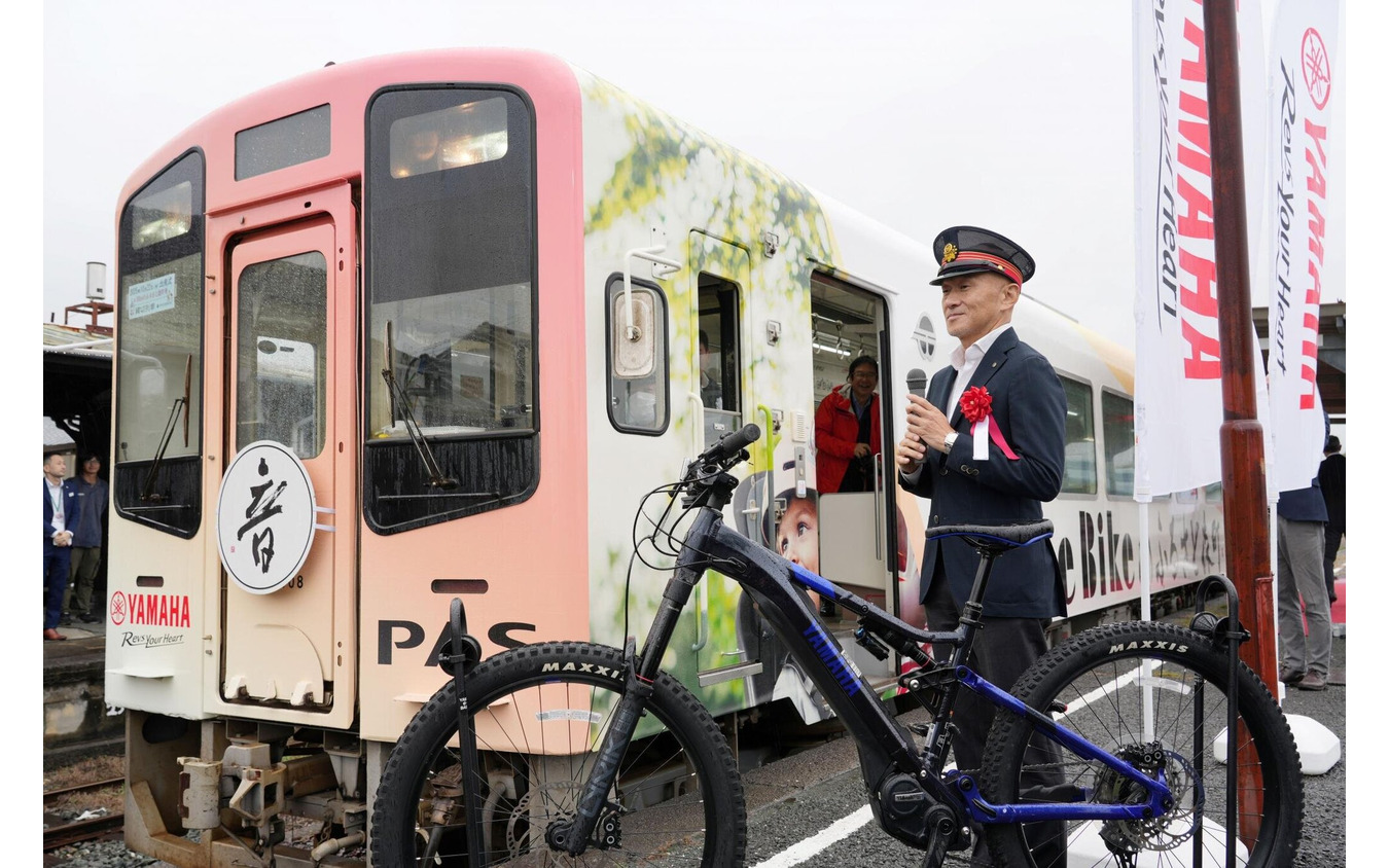 フルラッピング列車「eBikeのふるさと森町」号の出発号令