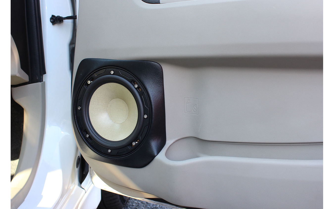 「サブウーファー」が搭載されたオーディオカーの一例(製作ショップ:カーファイ<神奈川県>)。
