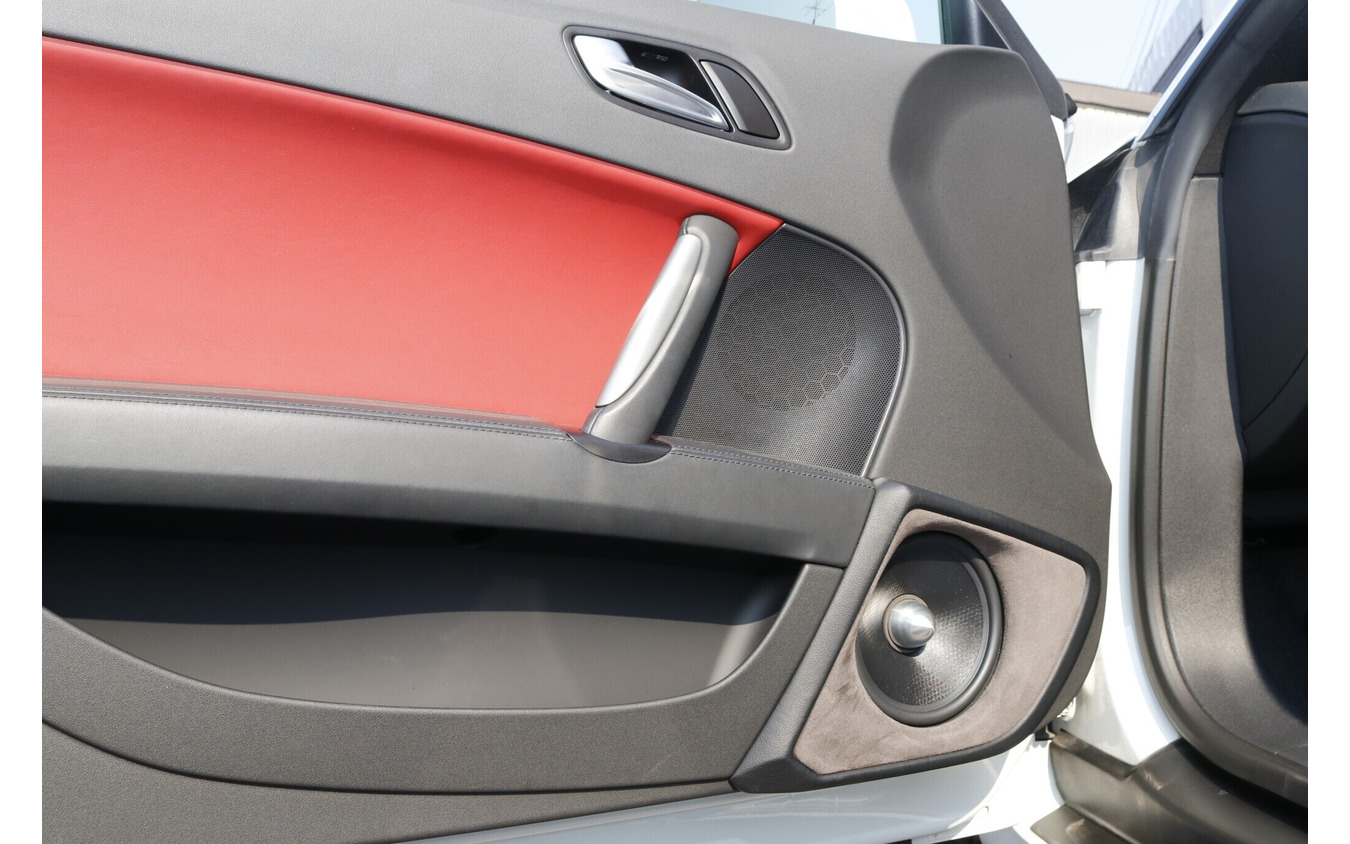 ドアにはフラックスのミッドバスをインストールする。アウターバッフルの形状は純正ドア形状を踏襲したデザインとした。