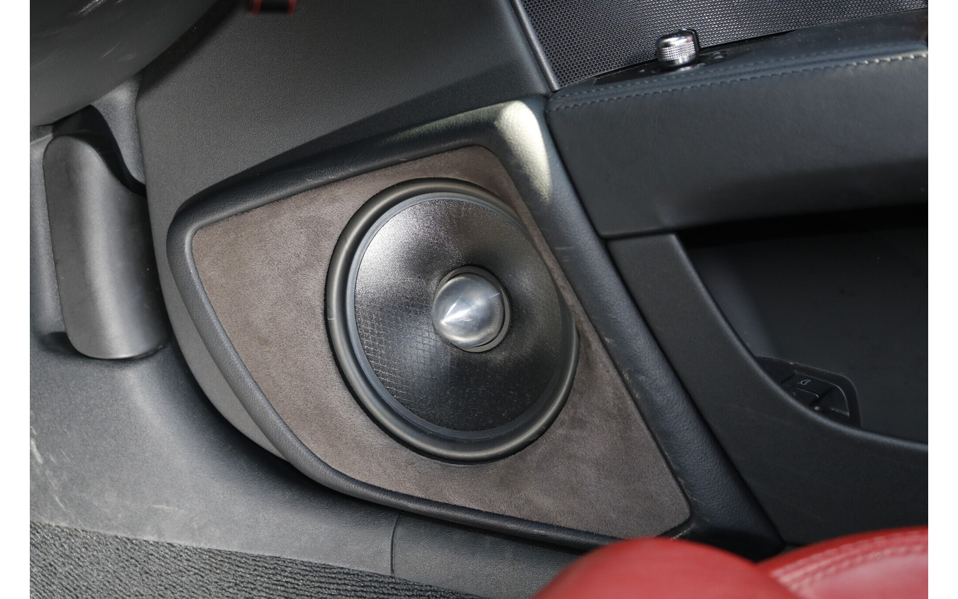 アウターバッフルのデザインもシンプルでインテリアにマッチする処理が施されている。