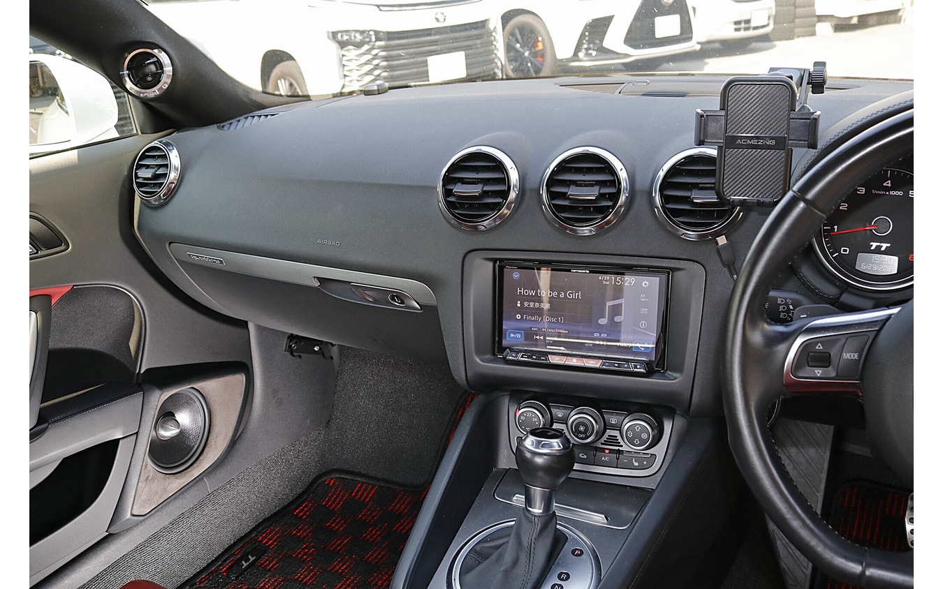 コクピットはアウディTTの純正デザインを尊重しつつスピーカーの存在感もしっかりアピール作り込みとした。