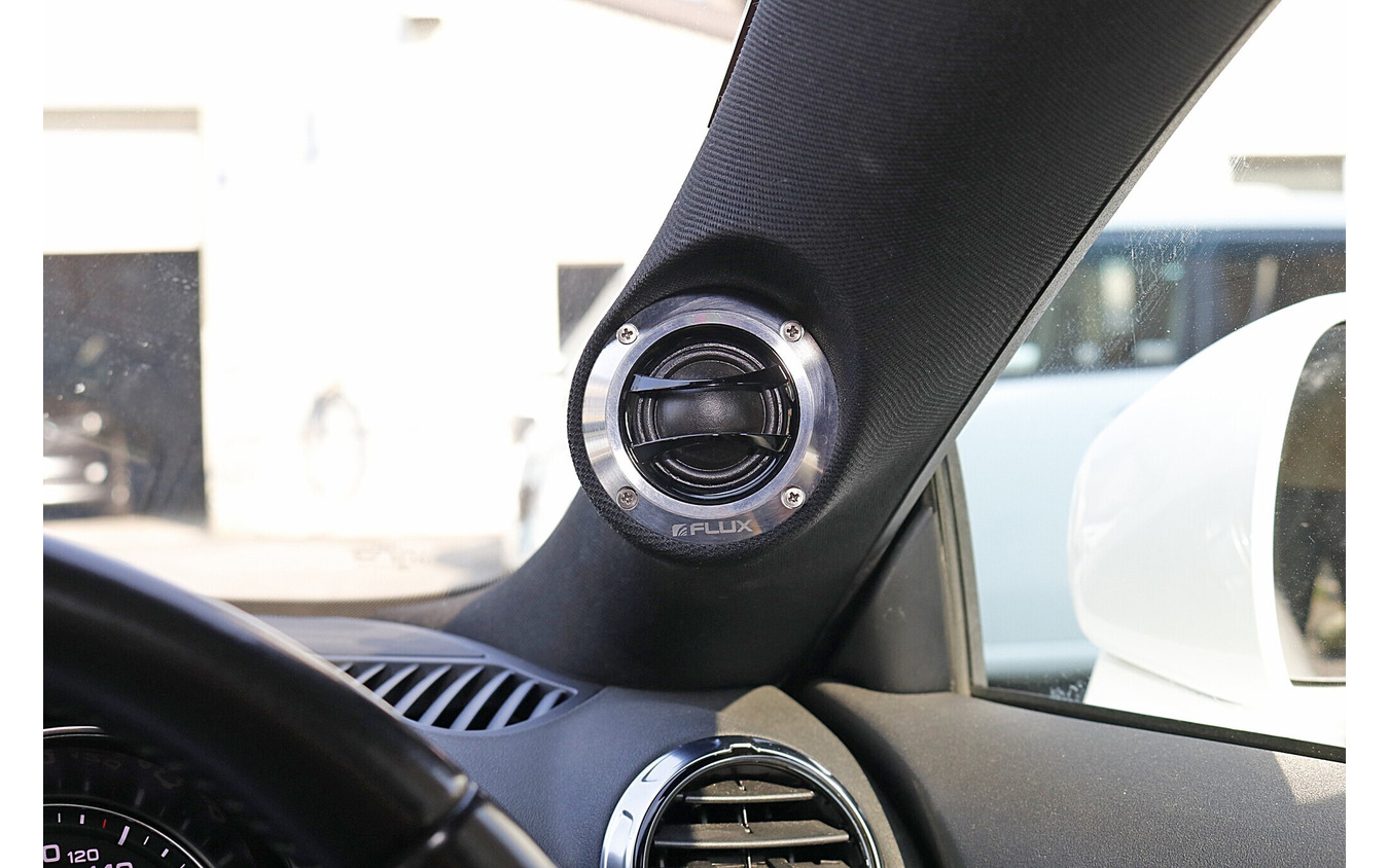 Aピラーを加工してビルトイン取り付けされるフラックスのツイーター。エアコン吹き出し口とのデザイン的な統一感もお気に入り。