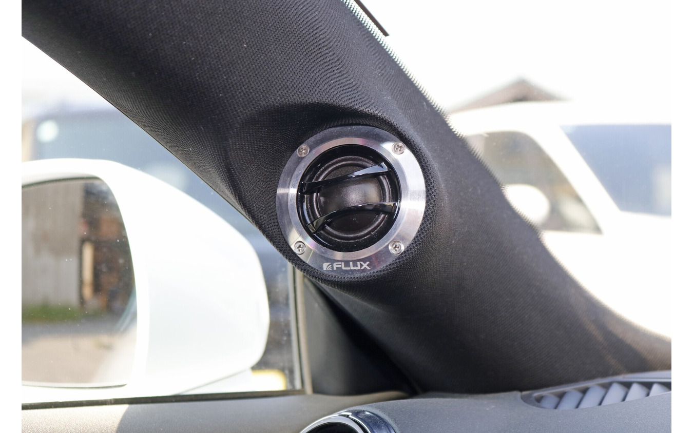 ピラーをツイーター形状に合わせて加工して、シンプルだがスマートに融合させたデザイン処理がオーナーもお気に入り。