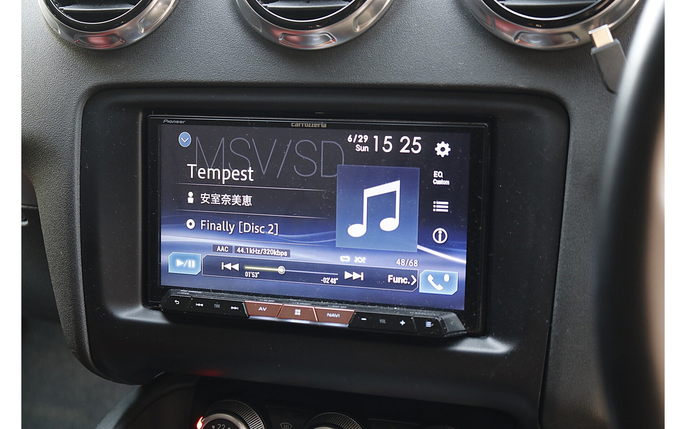 ヘッドユニットには高音質カーナビであるサイバーナビXシリーズを使う比較的シンプルなシステム構成としている。