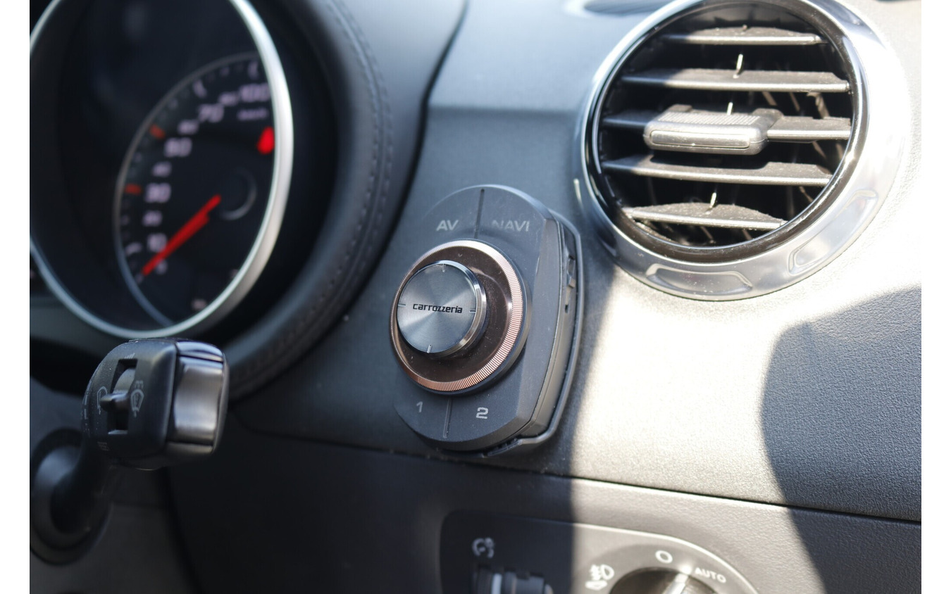 カーナビの操作リモコンであるスマートコマンダーはブルートゥース接続されるので取り付け場所を選ばない。