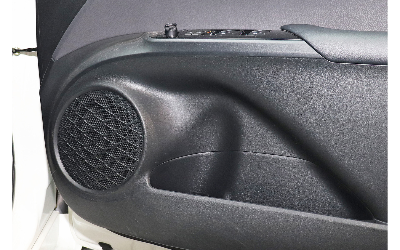 純正ドアスピーカーの取り付け位置の一例。