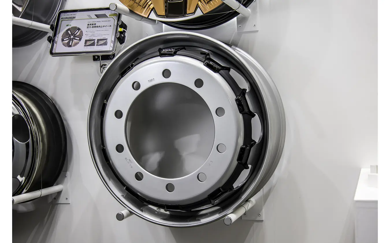 商用車用ナット緩み検知ホイール（TOPY GREEN WHEEL TECHNOLOGY)