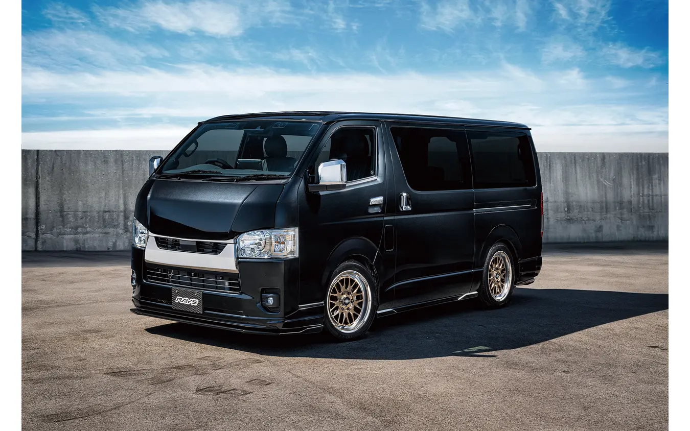 レイズ ホムラ 2x9L-RA グレイスゴールド/リムDMC × TOYOTA ハイエース