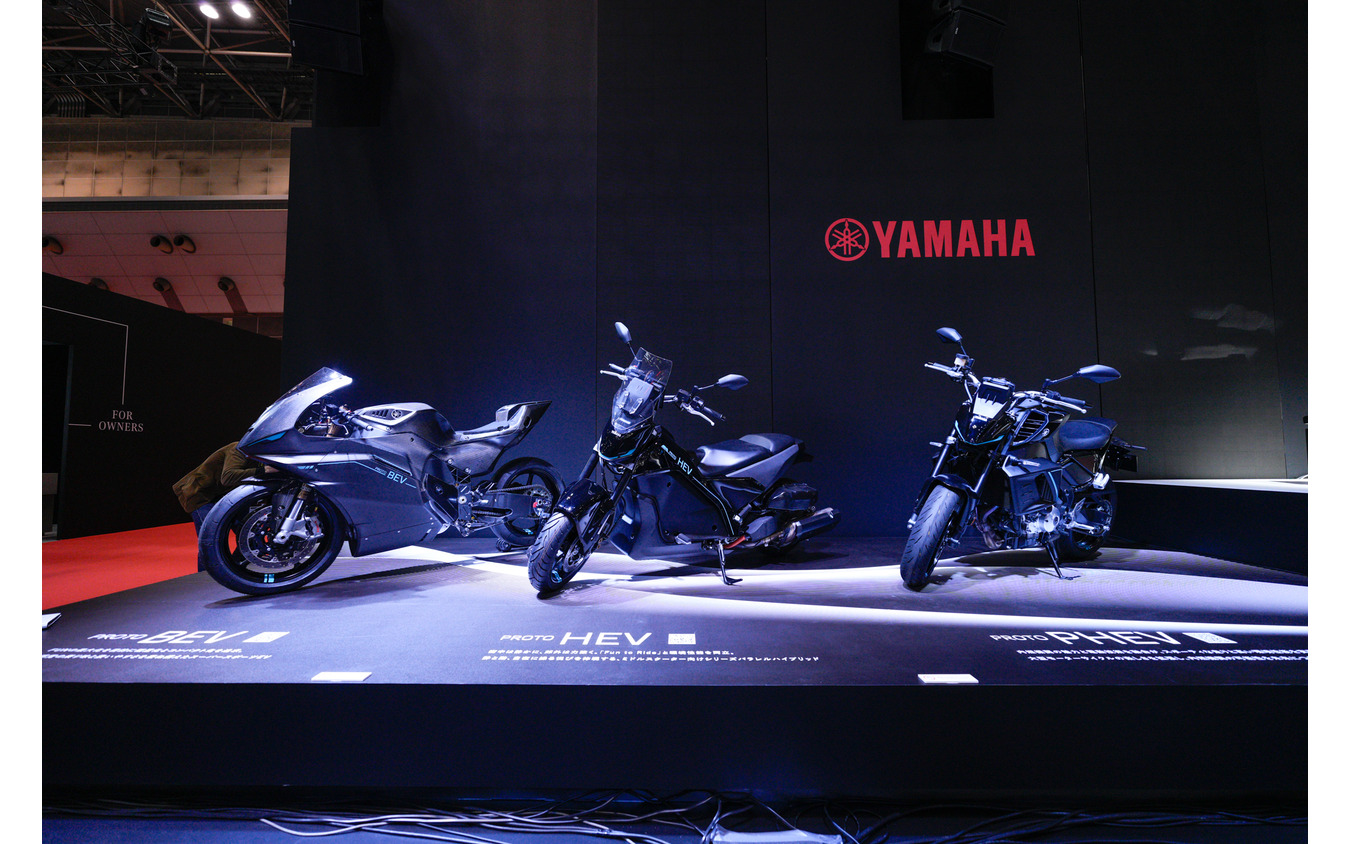 大型EVスポーツバイクの『PROTO BEV』(左)など電動バイクを披露(ジャパンモビリティショー2025)