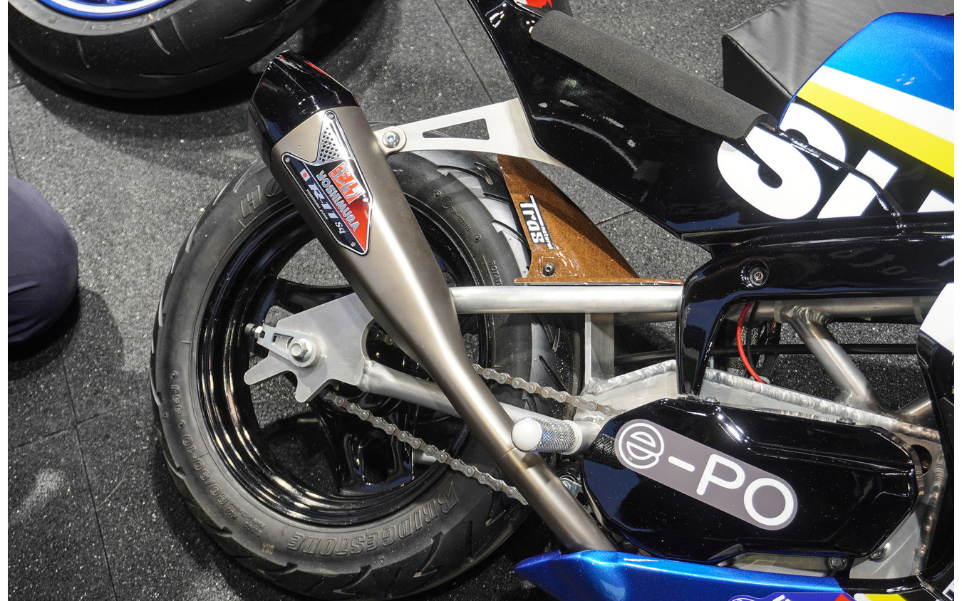 進化したCNチャレンジ ミニにはヨシムラ公式のダミーマフラーと、8耐マシンと同じトラス製の天然繊維プリプレグが